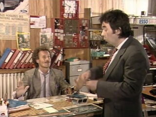 Carmelo Petix owns a garage. He has daydreams about his secretary doing striptease acts and the like. He also has two daughters who are interested only in getting inside the overalls of his three mech