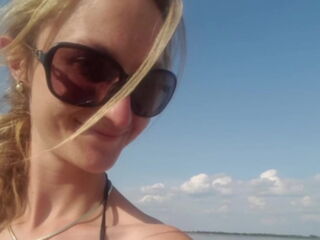 Diesmal hat sie nur einen BH auf ihre hautenge Jeans an. Der Blick auf ihren freien Oberkörper einfach nur der absolute Hammer. Leider war ich extrem nervös beim filmen. Ich hoffe auf noch ne Chance.